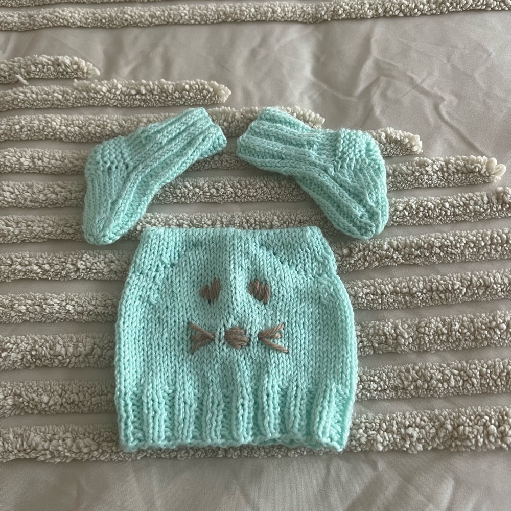 Knitted baby socks and hat